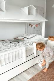 Es sollte genug freiraum bieten und nicht bereits nach wenig zeit zu kurz oder zu schmal sein. Hausbett Fur Kinder Im Kinderzimmerhaus Kinder Zimmer Kinder Bett Kinderbett