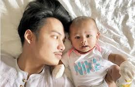 Tidak ada dendam, apa lagi benci. 10 Selebriti Popular Yang Mengambil Anak Angkat