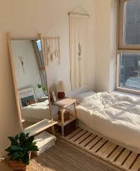 Mulai dari pemilihan tema desain interior ruangan, sampai dengan dekorasi apa saja yang harus hadir di dalamnya. 7 Tips Mendekorasi Kamar Ala Korea Yang Aesthetic