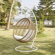 Le fauteuil suspendu est un vieux mobilier qui date des sixties. Fauteuil Suspendu De Jardin En Resine Tressee Calypso Maisons Du Monde