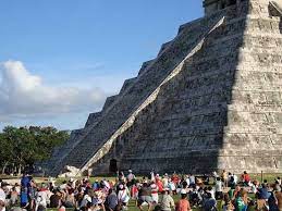 Es famoso principalmente porque sus escaleras, rematadas inferiormente por dos cabezas de serpiente, en cada equinoccio. La Serpiente De Chichen Itza