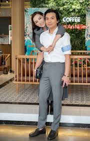 Phi nhung qua mỹ từ năm 1989 và bắt đầu sự nghiệp ca hát năm 21 tuổi (1993) nghe theo lời khuyên của ca sĩ nổi tiếng lúc đó là trizzie phương. Máº¡nh Quá»³nh Vá» Vn Gáº·p Láº¡i NgÆ°á»i Tinh Phi Nhung Pháº£n á»©ng Cá»§a Vá»£ Gay Báº¥t Ngá»