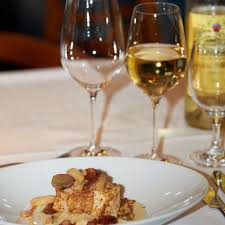 Atlantic Steinbeisser Winzerin Art Mit Rahmsauerkraut Trauben Speck Und Knusprigen Croutons Rezept Essen Und Trinken