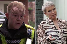 Bradley Walsh halts The Chase after Anne Hegerty spots player's outfit  error