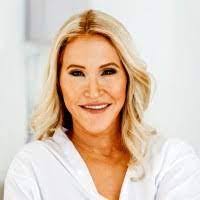 Lindsay Lovell's Instagram, Twitter & Facebook