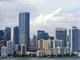 Miami se despertó este jueves con la brutal imagen de un edificio de 12 plantas derrumbado como panqueque y la frenética y masiva operación de rescate que se puso en marcha. Surtido Edificios Cuerpo Agua Miami Centro De Miami Edificios Altos Paisaje Urbano Ciudad Florida Pxfuel