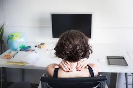 Quand la douleur du haut du dos est mineure, on recommande de faire de légers étirements et d'adopter des moyens pour améliorer sa posture.5 quand elle est plus. Mal De Dos Les 4 Douleurs A N Ignorer Sous Aucun Pretexte Le Huffington Post Life
