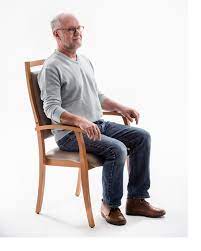 Lorsque nous trouvons une personne âgée allongée sur le sol, la première chose à faire est de s'approcher de la personne et la mettre en position assise. Le Mobilier Pour Les Seniors Blog Acomodo