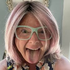 Trump calls our war dead 'suckers' and 'losers.' 讓我們清晰清晰--  真正的失敗者,真正符合該標籤的人,是唐納·川普。 HOW DARE he insult those who made the ultimate  sacrifice for our country and those serving now?!