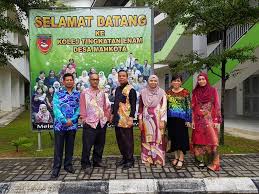 Dengan motto `melangkah ke hadapan`, semoga kolej tingkatan enam bandar utama akan menjadi antara kolej tingkatan enam yang terbaik di malaysia dan berjaya memenuhi hasrat penjenamaan semula tingkatan enam oleh kementerian pendidikan malaysia. Guru Kolej Tingkatan Enam Desa Mahkota Kuala Lumpur Facebook