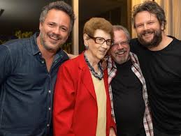 Selton mello estreou na tv com apenas 8 anos de idade, no seriado dona santa, da band. Selton Mello Posta Foto Antiga Nos 45 Anos Do Irmao Danton Mello Quem Quem News