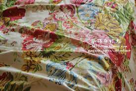 20 1229外贸原单米黄色底粉蓝色小碎花高支全棉床品被套床单布料宽幅 24 50 外贸原单床品被套床单窗帘面料平纹高支全棉连衣裙布料蓝孔雀花