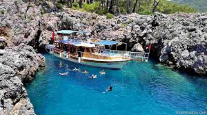 Gelidonya deniz feneri tekne turlarının da son noktası oluyor ve çevreye farklı bir hava katıyor. Adrasan Koyu Sahili Gezicini