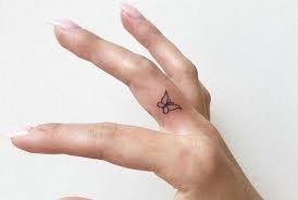 Auch sterne, kleine silhouetten von vögeln und namen im allgemeinen oder auch wichtige daten (geburtsdaten der kinder, sterbedaten geliebter menschen, paardaten) werden hier sehr häufig gestochen. Kleines Tattoo