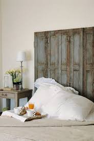 Bett rückenteil schön / kopfteil fur bett 46 super coole designs archzine net asiatische wohndekorationen schlafzimmer einrichten rustikales schlafzimmer natürlich schön erstrahlt das bett. Alte Fensterladen Aus Holz Mit Schoner Patina Werden Zum Bett Kopfteil Umfunktioniert Foto Busses Schlafzimmer Einrichten Ideen Loft Umbauten Schone Hauser