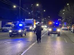 Se scriu cu cratimă adverbele compuse (parțial) analizabile (incluzând uneori adverbe provenite din substantive). Aradul Nu A Dormit Azi Noapte Sute De Tineri Au Protestat In OraÈ Aradon