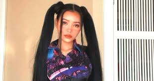Birçok türk tiktok kullanıcısı yaptıkları şarkılarla konuşulurken, tiktok'un dünyada en çok izlenen ismi de ' build a b*tch' isimli bir şarkı yaptı. O9fmg35y0q9zsm