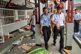 Masa kecilnya dihabiskan di kota sibolga, sumatera utara. Cegah Corona Yasonna Usul Napi Korupsi Dan Narkotika Dibebaskan Kabar24 Bisnis Com