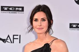 The actress celebrated the holiday last month by recreating the iconic moment from a 1998 episode of the sitcom in which her character, monica geller. Why Friends Alum Courteney Cox Decided To Stop Using Face Fillers