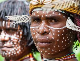 Tribù Di Dani Dei Bambini Che Impara Gettare Una Lancia Fotografia  Editoriale