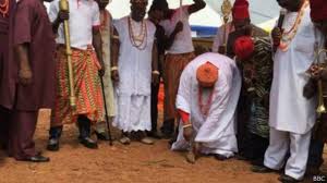 Dans les villes et les villages on décore les maisons de drapeaux. Nigeria Fete Des Ignames Chez Les Igbo Bbc News Afrique