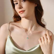 Collier avec pendentif en forme de cœur en jade vert