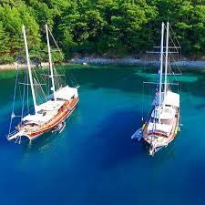 5 Kamarali 10 Kisilik Luks Guletin Su Sporlari Liman Marmaris Sezon Fiyatlari Icin Bizimle Iletiseme Gecin Muhtesem Bir Mavi Tur S In 2020 Boat Canal Structures