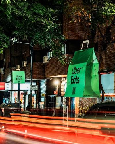 Uber Eats &ldquo;đ&oacute;ng g&oacute;i&rdquo; nh&agrave; h&agrave;ng trong t&uacute;i giao h&agrave;ng khổng lồ trong chiến dịch OOH tại C&oacute;rdoba