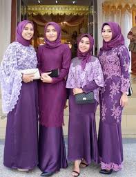 Dengan kain brokat dilengkapi dengan motif bunga layaknya kalung yang ada dibagian dada kebaya membuat tampilan kamu. 87 Jenis Model Baju Kebaya Duyung Terbaru 2020 Inspiratif