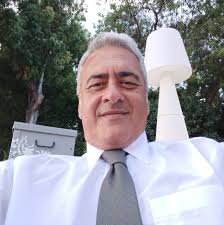 È Tel Aviv ma sembra l'America. Quella di Donald Trump. È sera quando Steve  Witkoff, Jared Kushner e Ivanka Trump salgono sul palco della piazza degli  ostaggi di Tel Aviv e dalla