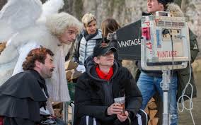 Anděl petronel stále pracuje u nebeské brány, ale je přesvědčen, že by si zasloužil lepší službu. Kazdy Si Mysli Ze Reziser Je Panbuh Ale Ja Mam Partaky Strach O Andelu Pane 3 I Pohadce Ktera Je Snad Zakleta Precetli Jsme Krajske Listy Cz