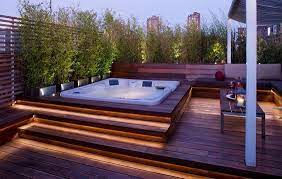 Come Arredare Il Terrazzo Di Un Attico Uno Spazio Relax Da Godersi Da Soli E In Compagnia Terrazza Arredamento Disegni Cortile Vasca Idromassaggio Da Esterno