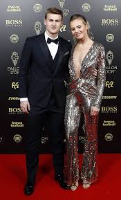 Vi önskar alla utexaminerade lycka och framgång! El Portero Del Liverpool Alisson Becker Y Su Pareja Futbol El Mundo