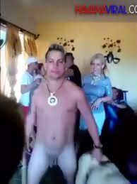 Hombres bailando desnudos
