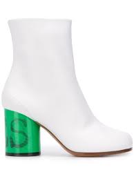 Rick dunks, margiela tabis, jordan i's—sneakers like these are widely accepted as classics that deserve a place in every enthusiast's collection, despite style tribe affiliation. Shop White Maison Margiela Tabi Contrasting Heel Boots With Express Delivery Farfetch