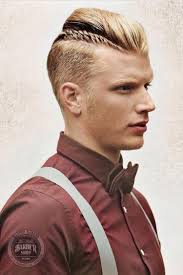 Undercut Im Viking Stil Mit Kleinem Zopf An Der Seite Mohawk Frisur Irokesenschnitt Irokesenschnitt Manner