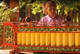 Cara memainkan alat musik tradisional ini yaitu dengan digesek seperti biola. 12 Nama Alat Musik Gamelan Cara Memainkan Dan Keterangannya Rajinlah Id