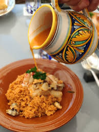 Dato che il cous cous richiede una cottura lenta e prolungata le pentole ideali sono quelle in ghisa smaltata oppure il tajine, tradizionale pentola di origine marocchina, dalla particolare forma conica. Cous Cous Alla Trapanese La Ricetta Tradizionale Del Cous Cous Di Pesce
