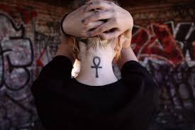 Jun 10, 2021 · su lectura y su significación están dadas por su número y por su palo. Simbolos Egipcios Tatuajes Y Significado Vix
