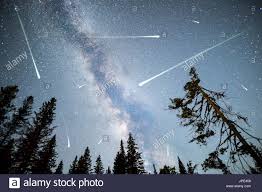 Слушать meteoritenschauer (original mix) онлайн. Ein Blick Auf Ein Meteoritenschauer Und Die Milchstrasse Mit Pinien Baumen Wald Silhouette Im Vordergrund Nacht Himmel Sommer Naturlandschaft Perseiden Meteor S Stockfotografie Alamy