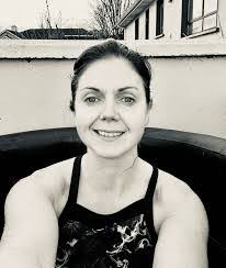 Dee Tobin's Instagram, Twitter & Facebook