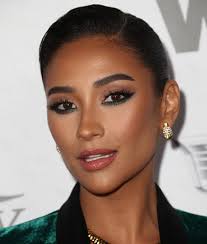 Fichamos Las Tendencias De Maquillaje Del 2021 Celebrity Makeup Looks Celebrity Makeup Makeup Trends