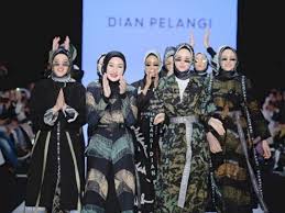 Bahannya cukup adem sehingga nyaman untuk digunakan seharian. 5 Perancang Busana Muslim Indonesia Terkenal Hingga Ke Mancanegara Indozone Id