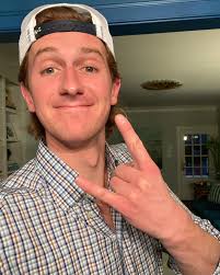 SAPPY END OF YEAR POST ALERT 👇🏻 This time last year, New Normal had been  released for a couple of months and I had around 900K followers