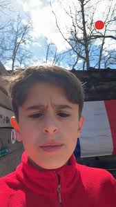 🇫🇷🪵 Barbecue, récupération d’eau, batterie, visseuse, réchaud à gaz : à  13 ans, Paul et ses copains ont construit seuls la cabane de leurs rêves.