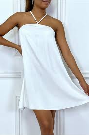 Une robe en lin vous laissera respirer sous la canicule. Robe Courte Blanche Fluide Et Evasee Avec Fines Bretelles