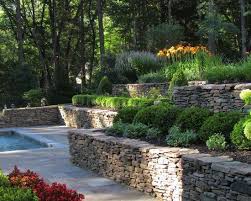 Natursteinmauer Unterschiedliche Bruchsteinstucken Gartenhang Sichern Gartengestaltung Garten Am Hang Garten