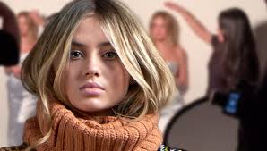 Heidi, a former victoria's secret angel, has built a successful tv and business career ever since hanging up her wings. Heidi Klum Tochter Leni Klum Verrat Mama Bittet Um Erlaubnis Bevor Sie Etwas Postet Bunte De