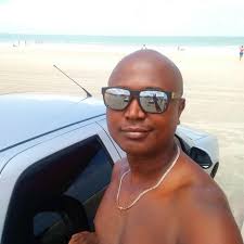 Referência do Racionais MC's em imagem de "Cores e Valores" (2014), à  icônica fotografia de Malcolm X, de 1964. 📸 Em entrevista a MonkeyBuzz, o  fotógrafo Rui Mendes relatou que a única