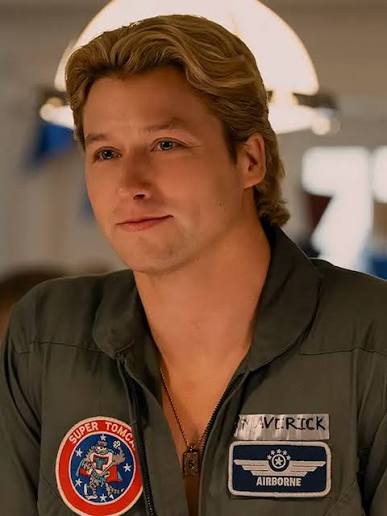 VMAN SEA lists Stephen Kalyn as one of the five male stars defining  television today. “In the hit series Off-Campus, Stephen Kalyn shines as  heartthrob Dean DiLaurentis. Using his hockey background and